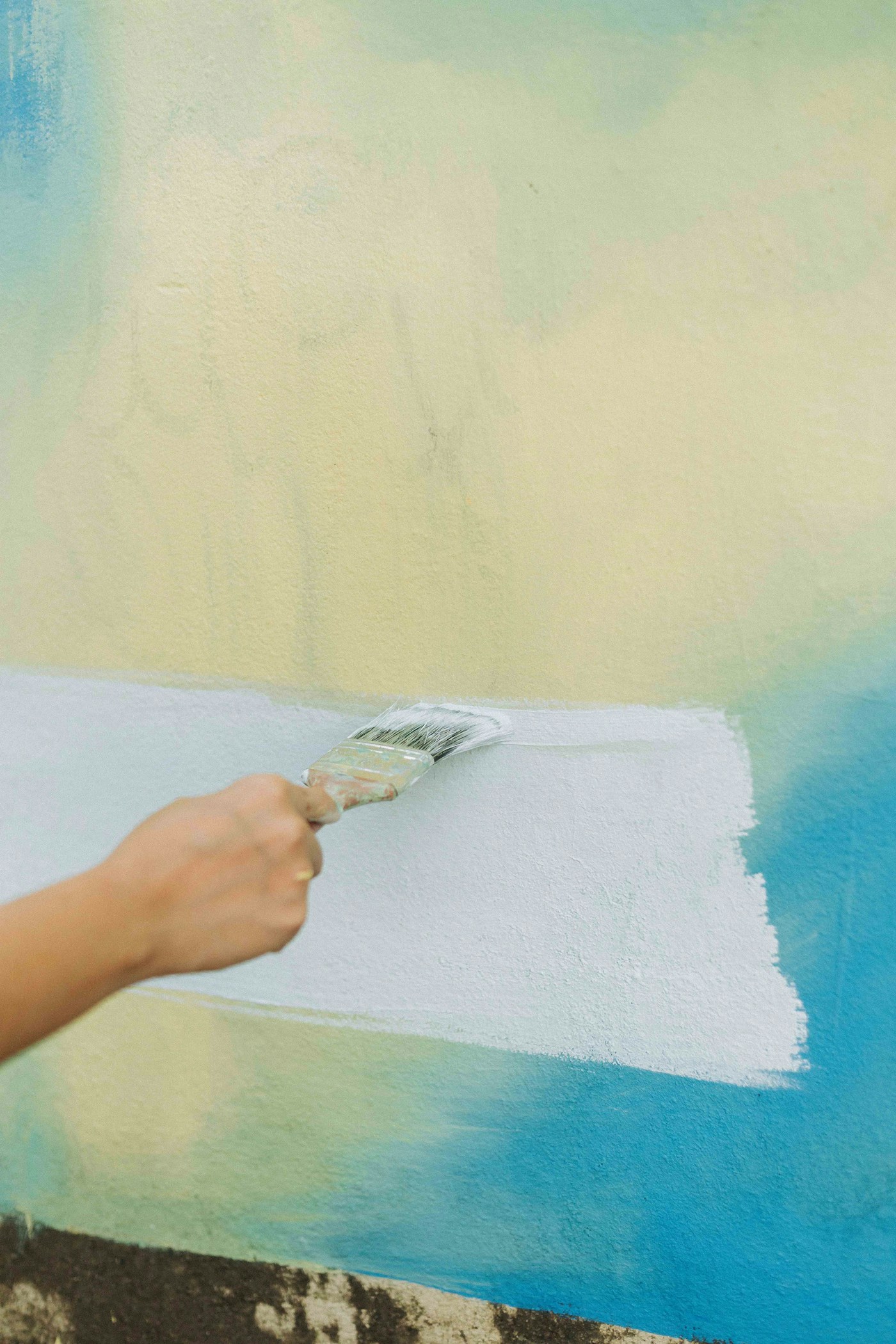 Application de peinture sur un mur